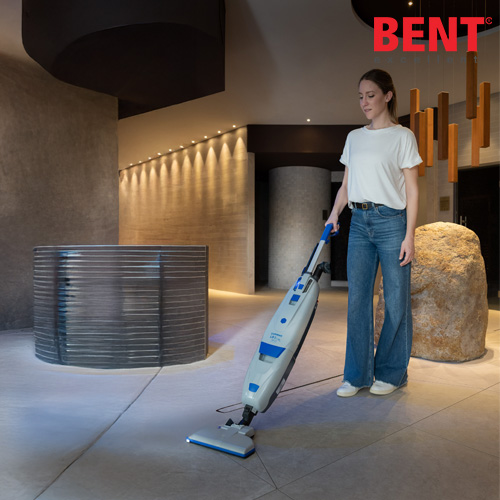 suho sesanje ploščic v wellnes centru s profesionalnim sesalnikom