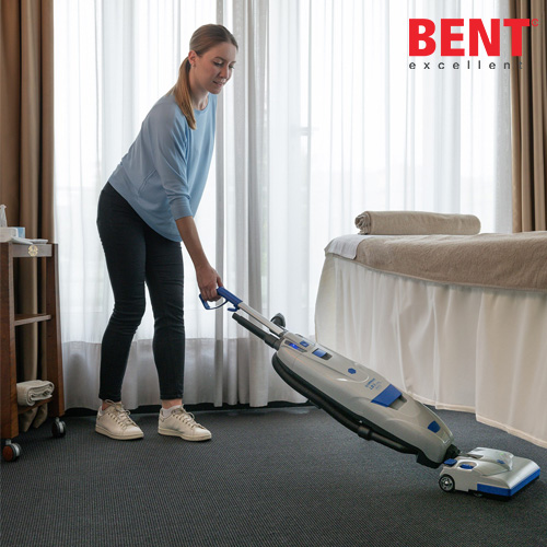 Sesanje preproge v hotelski sobi sesalnikom za suho sesanje Lindhaus LB3 in globinsko krtačo M30