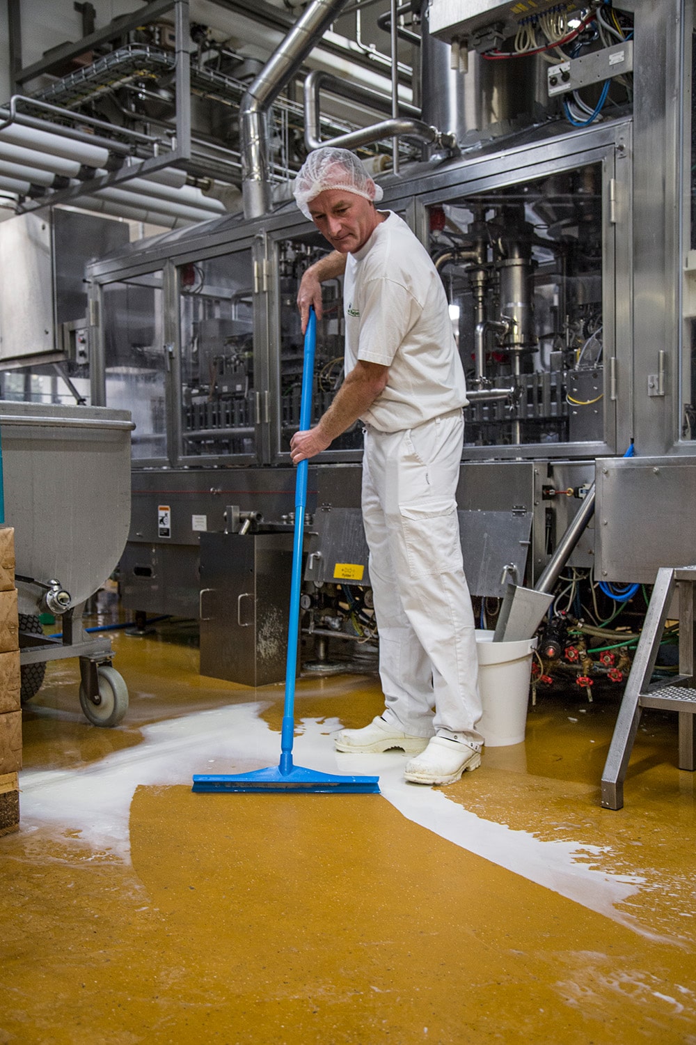 Ciscenje-mokrih-tal-s-talnim-brisalom-z-enojno-gumo-Vikan Ciscenje-mokrih-tal-s-talnim-brisalom-z-enojno-gumo-Vikan