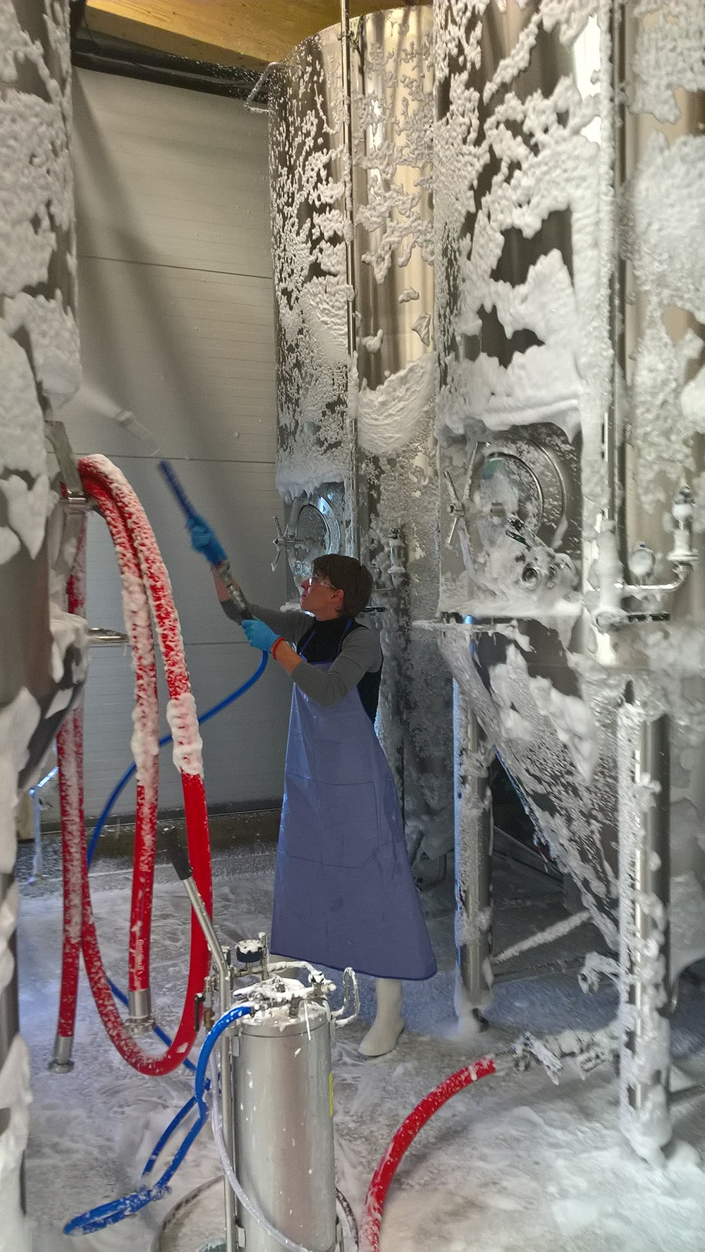 Prsenje-cistilne-razstopine-pene-z-vodno-pistolo-Vikan-po-sodih-za-varjenje-piva