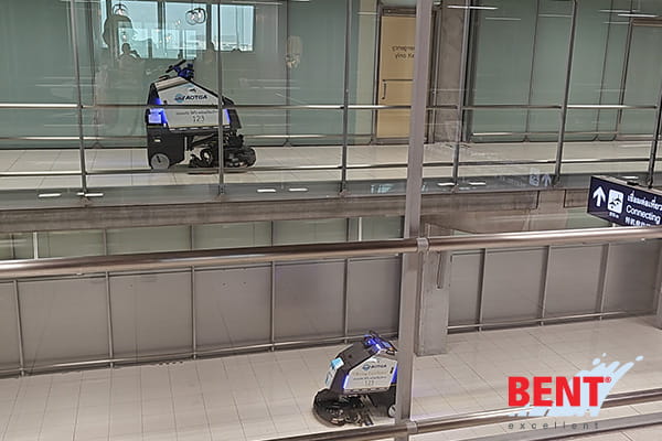dva Ecobota Scrubber 75 čistita letališče